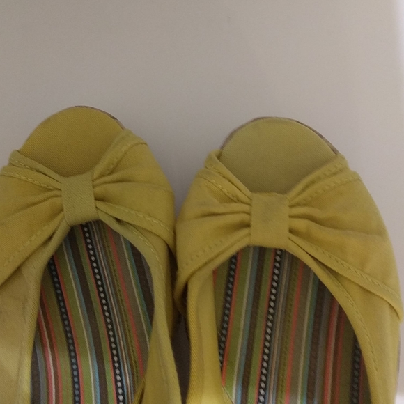 👠👠Mustard open toe wages by American Eagle 👠 - Picture 7 of 7